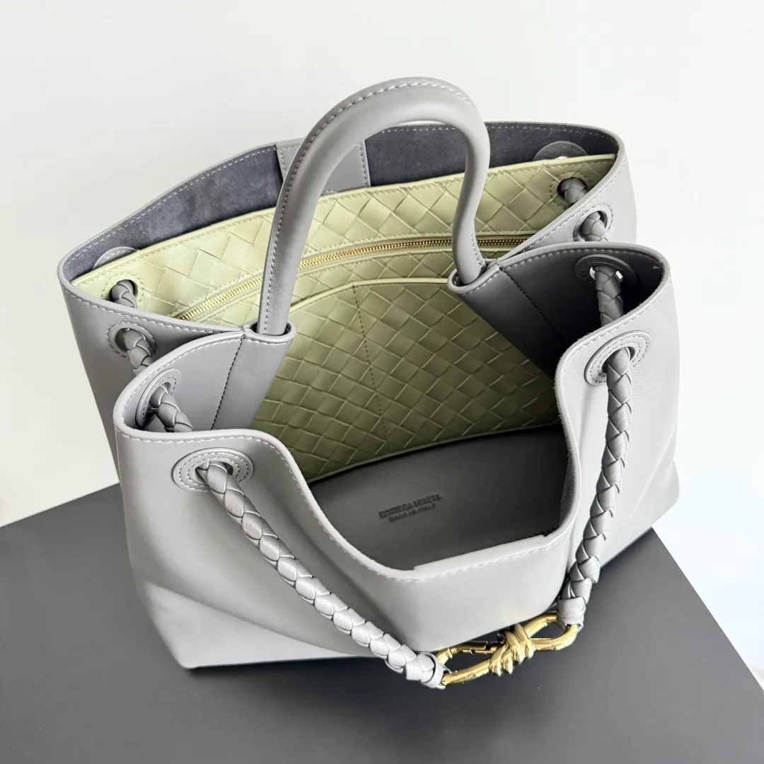 Batch 2560 BV The all-leather Andiamo is new, a very casual splayed buckle bag, which also means that its weight is very light, which greatly reduces our burden when going out for shopping. It can be carried cross-body, hand-held, or carried under the armpit. Taking into account the different backpacking habits of people, the simple design brings us more inspiration. Matched with various keychains and dolls, it will become the finishing touch in the outfit. Medieval style and modern style can also be perfectly blended🫧🫧 Style number: 810214 Size: 32*24*12cm